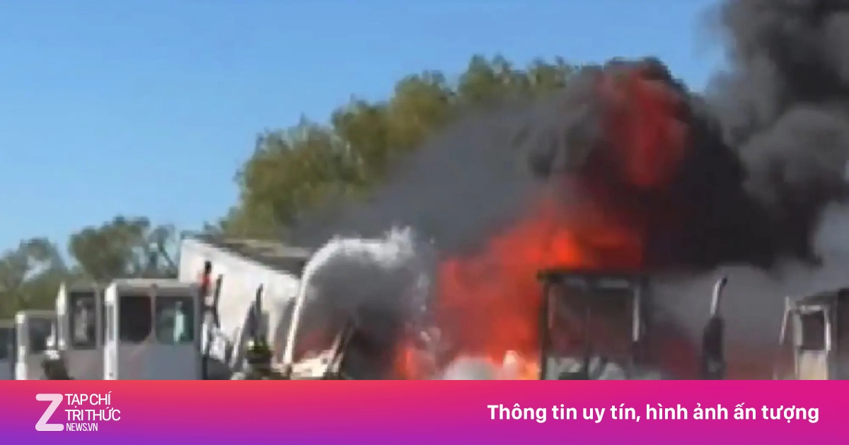 Máy bay lao vào container, bốc cháy dữ dội ở Mỹ