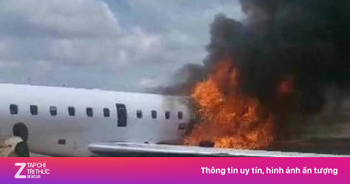 Cận cảnh máy bay bốc cháy, Bộ trưởng Congo thoát nạn