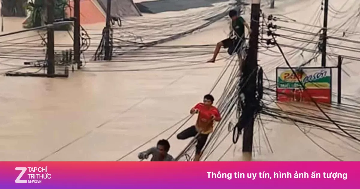 Người dân Thái Lan lên mái nhà, đu dây điện chạy lũ