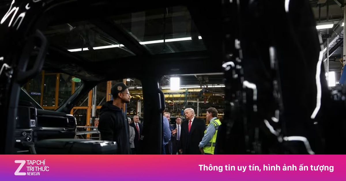 Ông Trump 'giơ ngón tay thối' gây tranh cãi