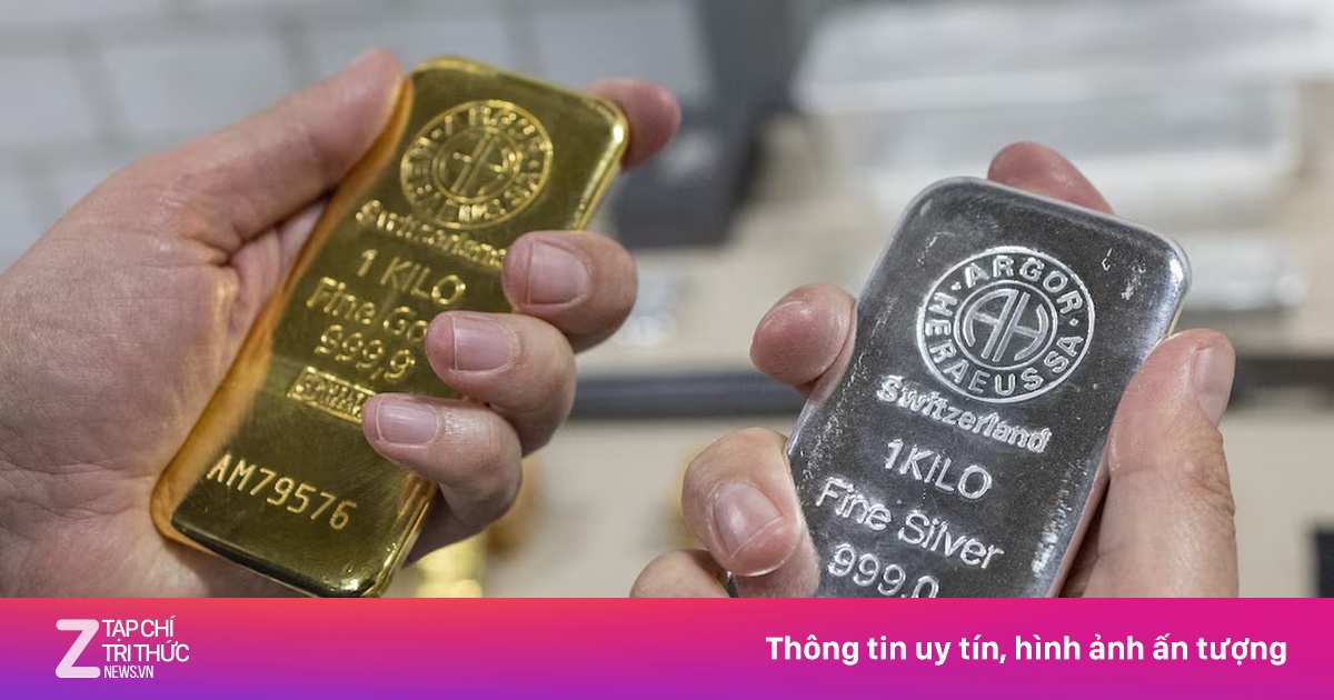 Giá vàng thế giới rơi mạnh, bạc giảm hơn 12%