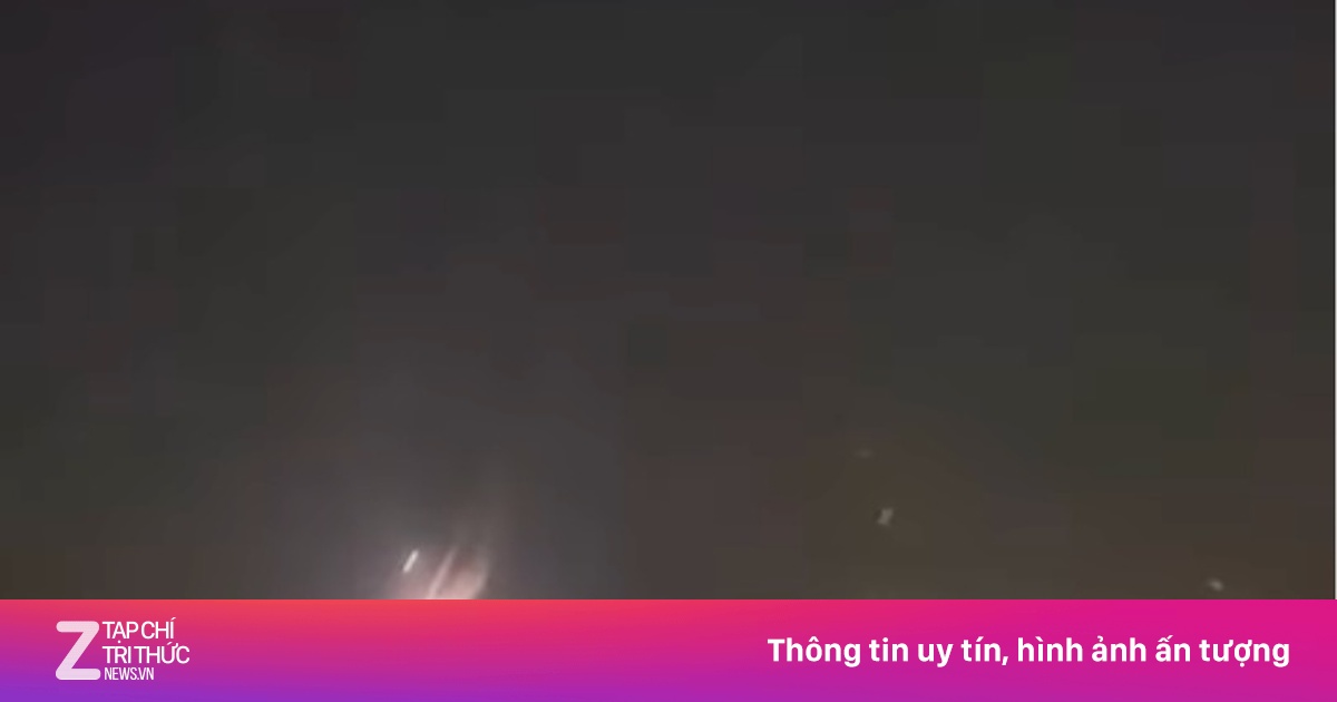 Vệt Sáng Từ Đầu Đạn Tên Lửa Hezbollah Xé Toạc Bầu Trời Israel