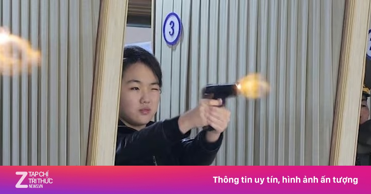 Con gái ông Kim Jong-un bắn súng khi thăm nhà máy vũ khí
