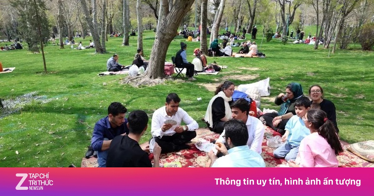 Người Iran thản nhiên dã ngoại giữa lời đe dọa 'đưa về thời đồ đá' của ông Trump