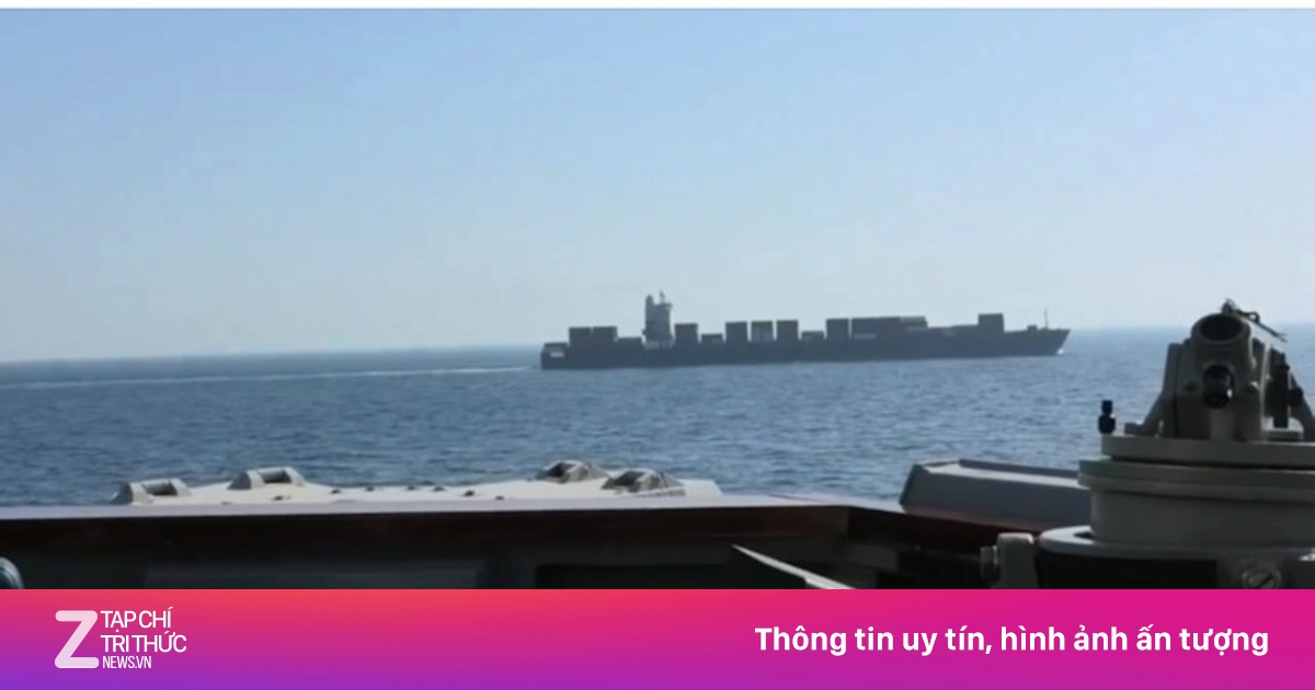 Video ghi lại khoảnh khắc tàu chiến Mỹ nã súng vào tàu hàng Iran trên Biển Đỏ