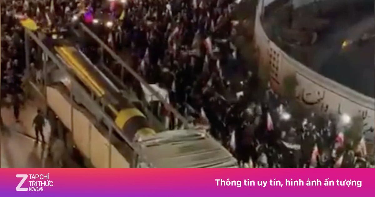 Iran diễu hành bệ phóng tên lửa đạn đạo
