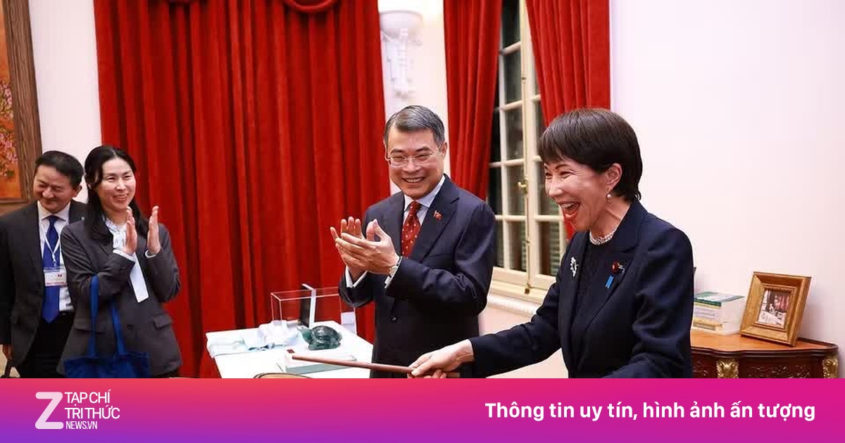 Thủ tướng Nhật Bản trải nghiệm đánh trống truyền thống Việt Nam