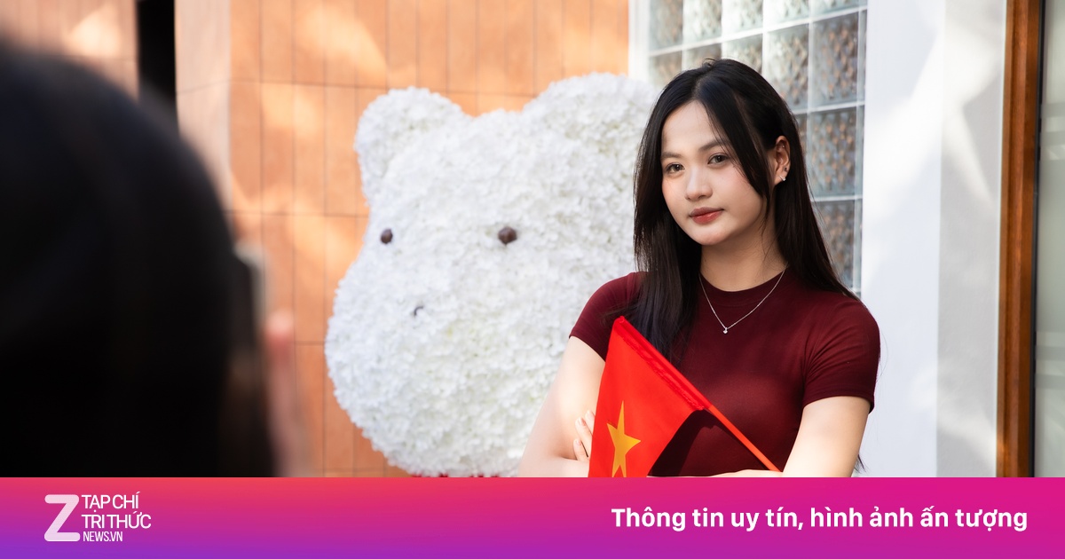 Quán cà phê Hà Nội bán nghìn ly mỗi ngày nhờ trang trí cờ đỏ sao vàng