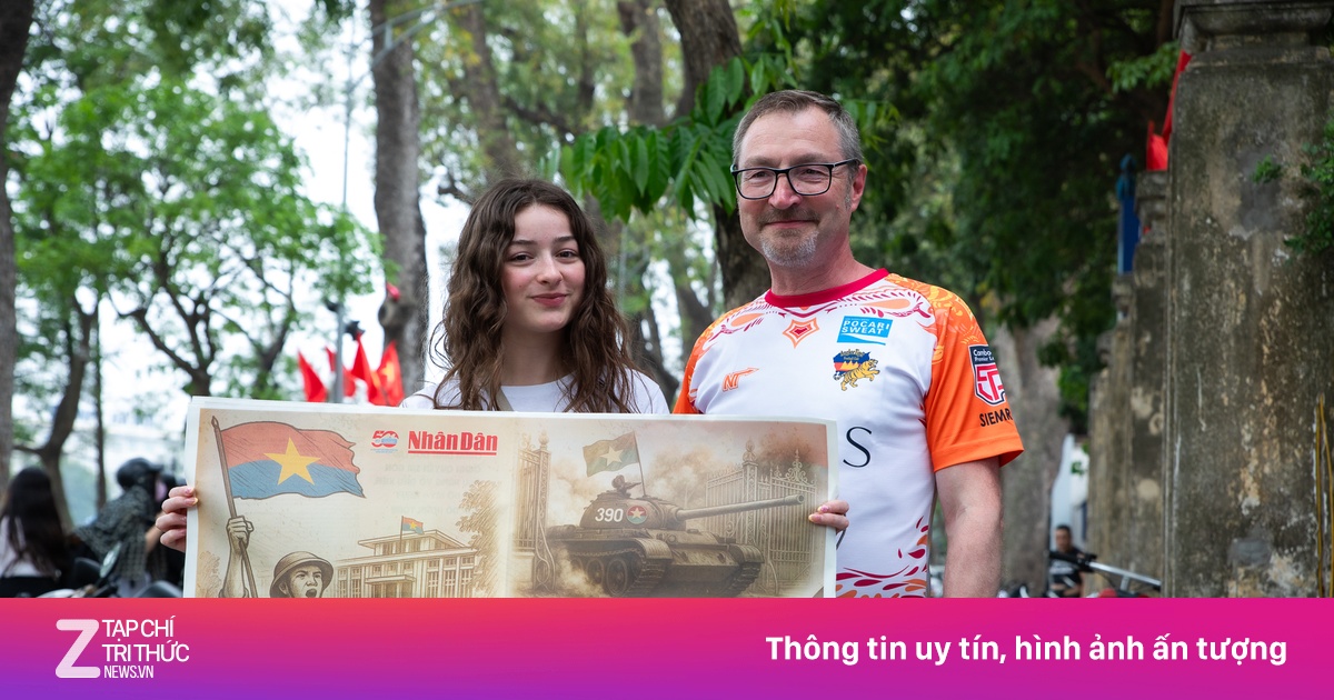 Người Việt, khách Tây chen chân nhận phụ san mừng 50 năm thống nhất