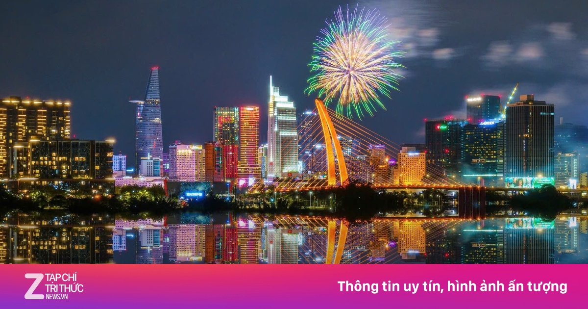 Pháo hoa lại thắp sáng bầu trời TP.HCM trước thềm 30/4
