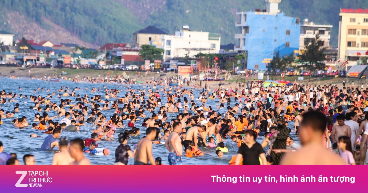Nghìn nghịt khách tại bãi biển Thiên Cầm