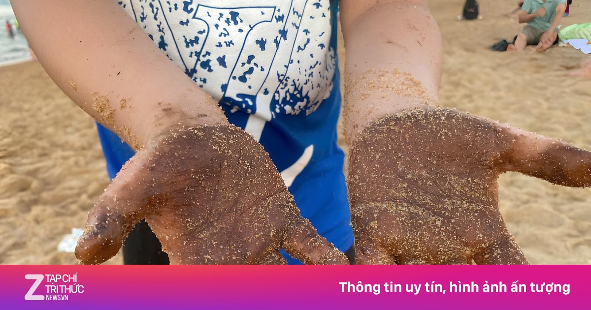 Dầu vón cục dính đầy người tắm biển ở Phú Yên