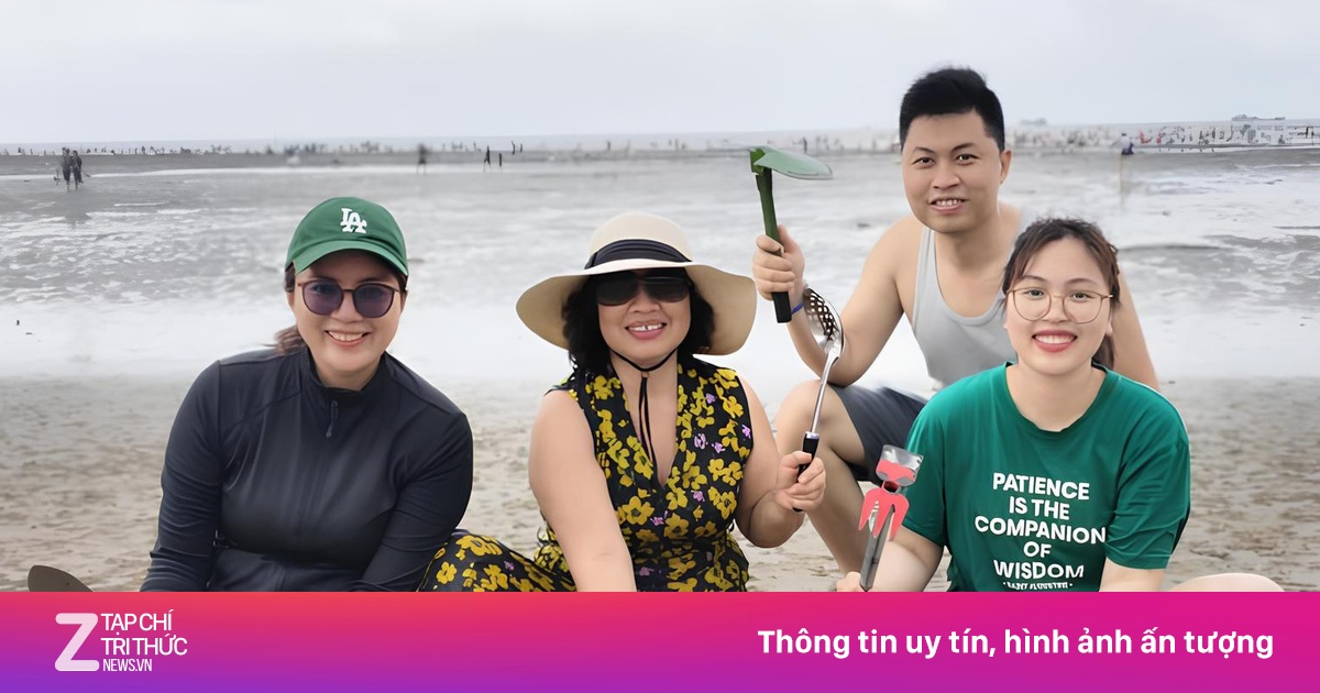 Cào ngao thành 'trend' ở bãi biển Hải Phòng dịp lễ