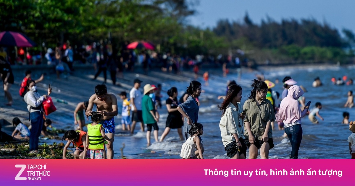 Đổ xô xuống bãi tắm tự phát ngập rác ở Nam Định dù bị cấm