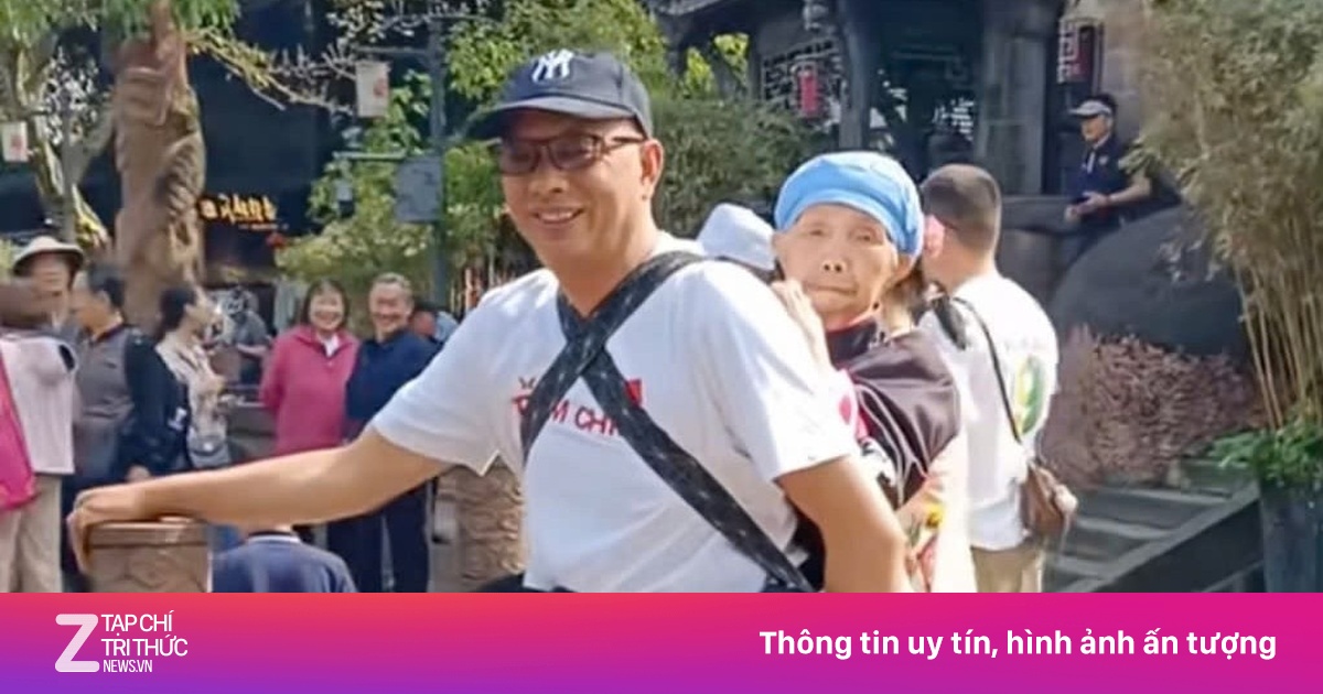 Con trai cõng mẹ bị liệt đi du lịch ở Trung Quốc