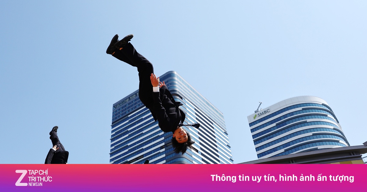 Những dân công sở nhào lộn mua vui tại Nhật Bản