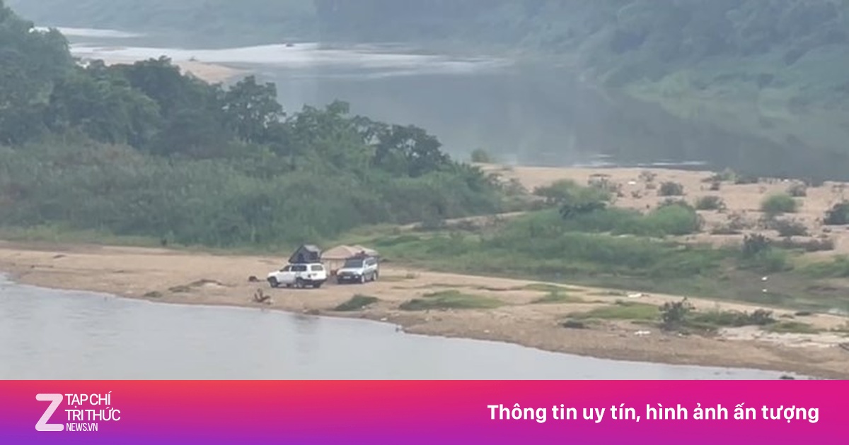 Ôtô mắc kẹt giữa sông sau đêm cắm trại ở Tuyên Quang