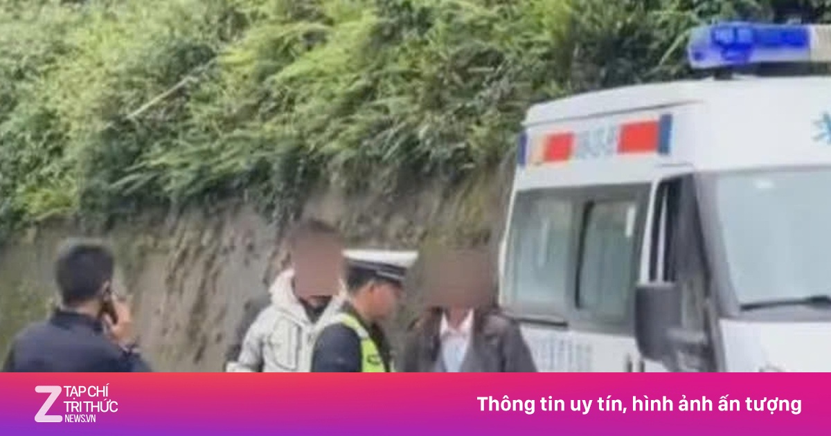 Xe cấp cứu hú còi, chở khách du lịch đi chụp ảnh ở Trung Quốc