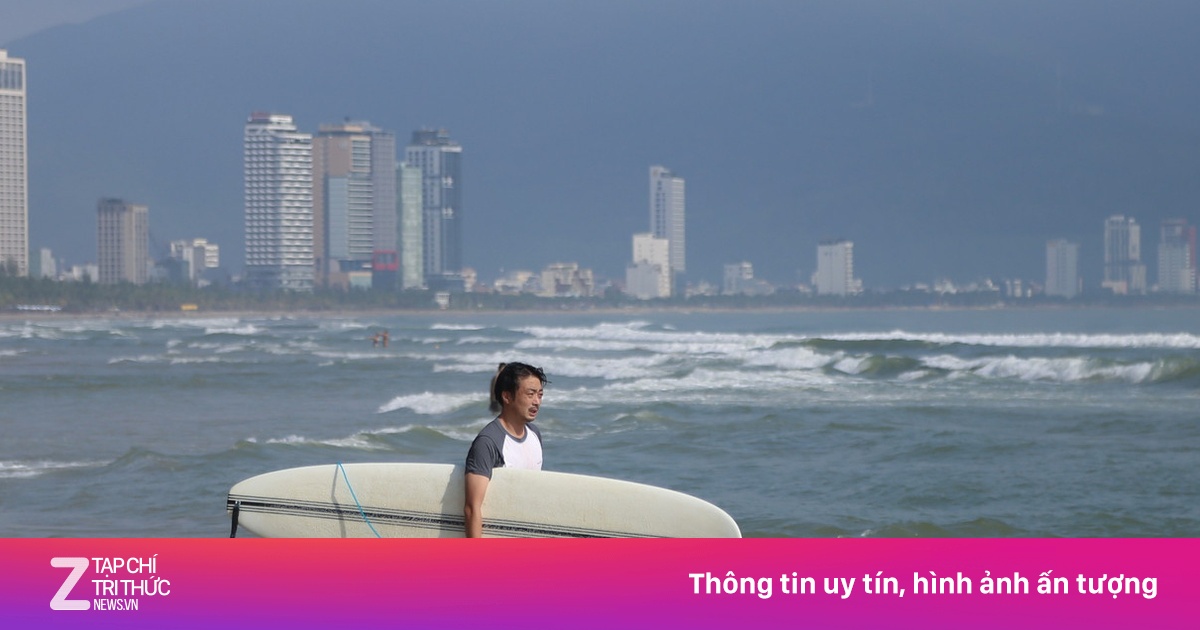 Bãi biển Đà Nẵng lại sạch đẹp như chưa hề có bão