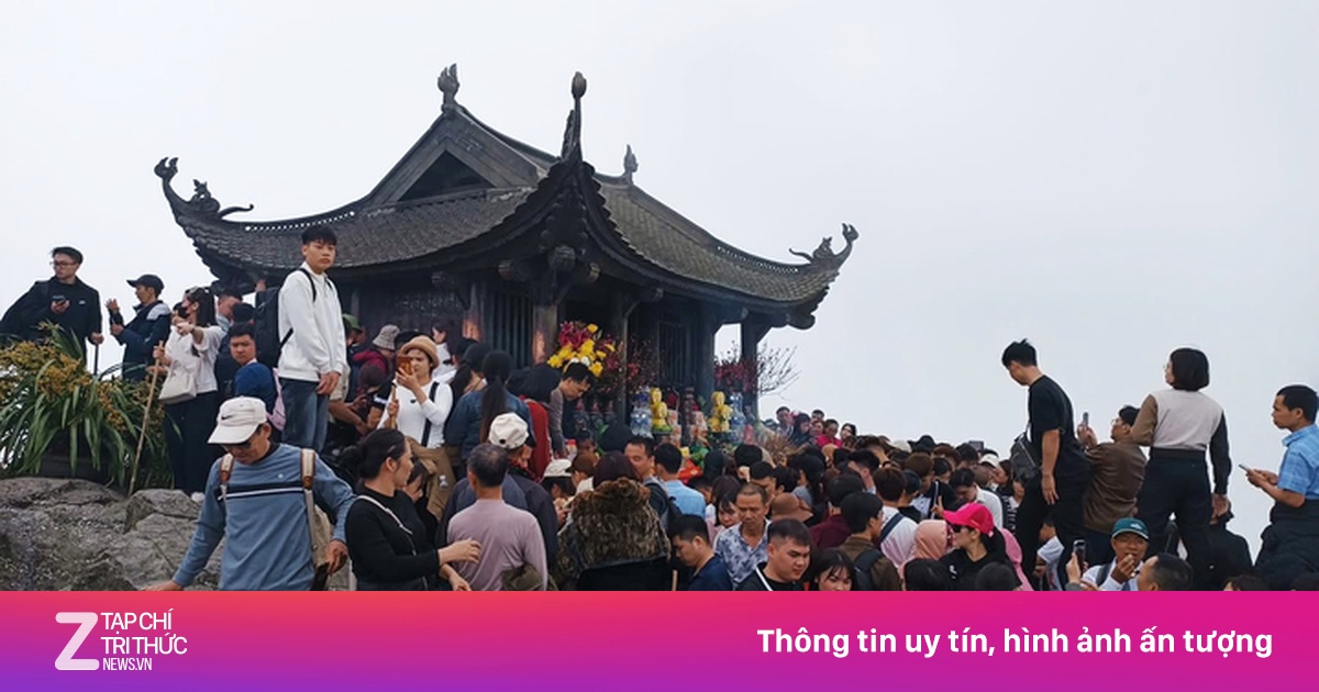 Chùa Đồng Yên Tử 'chật kín' người du xuân, Quảng Ninh đón hơn 200.000 khách ngày mùng 3 Tết