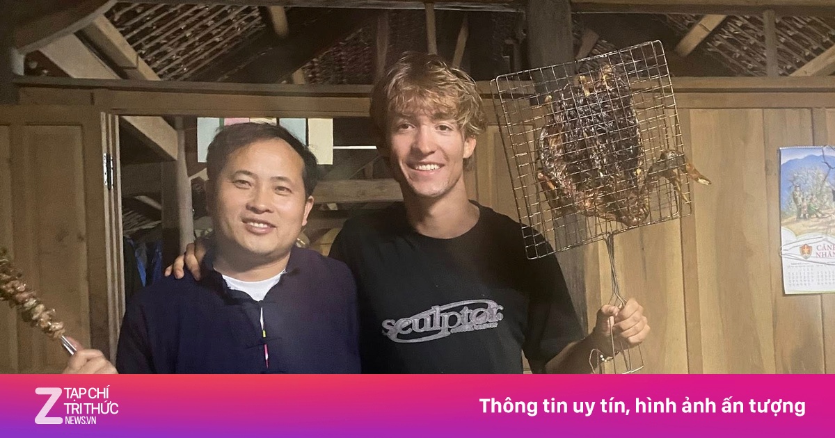 Du khách Pháp lóng ngóng chặt gà nướng tại Bản Liền, khám phá văn hóa địa phương