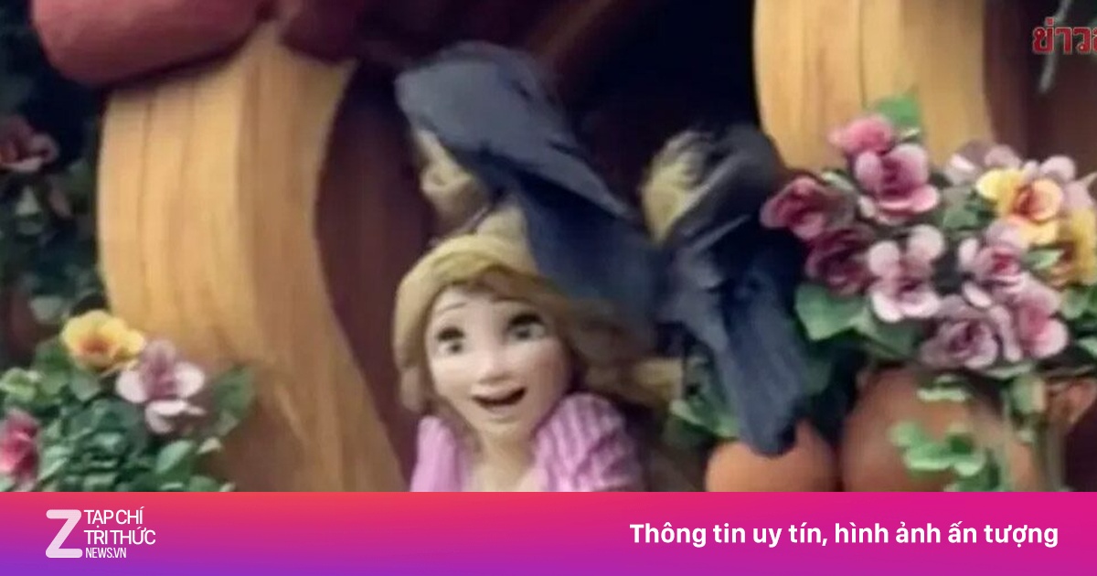 Cảnh hai con quạ tấn công công chúa tóc mây ở Disney Nhật Bản gây sốc