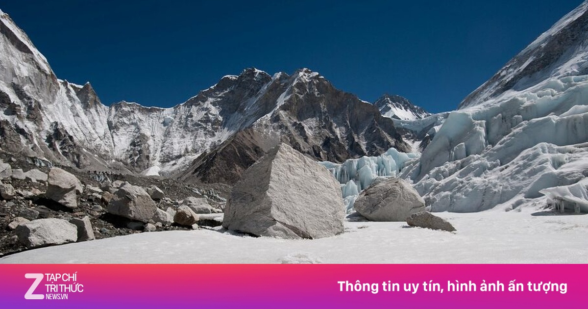 Băng tan phơi bày những thi thể từng bị Everest 'nuốt chửng