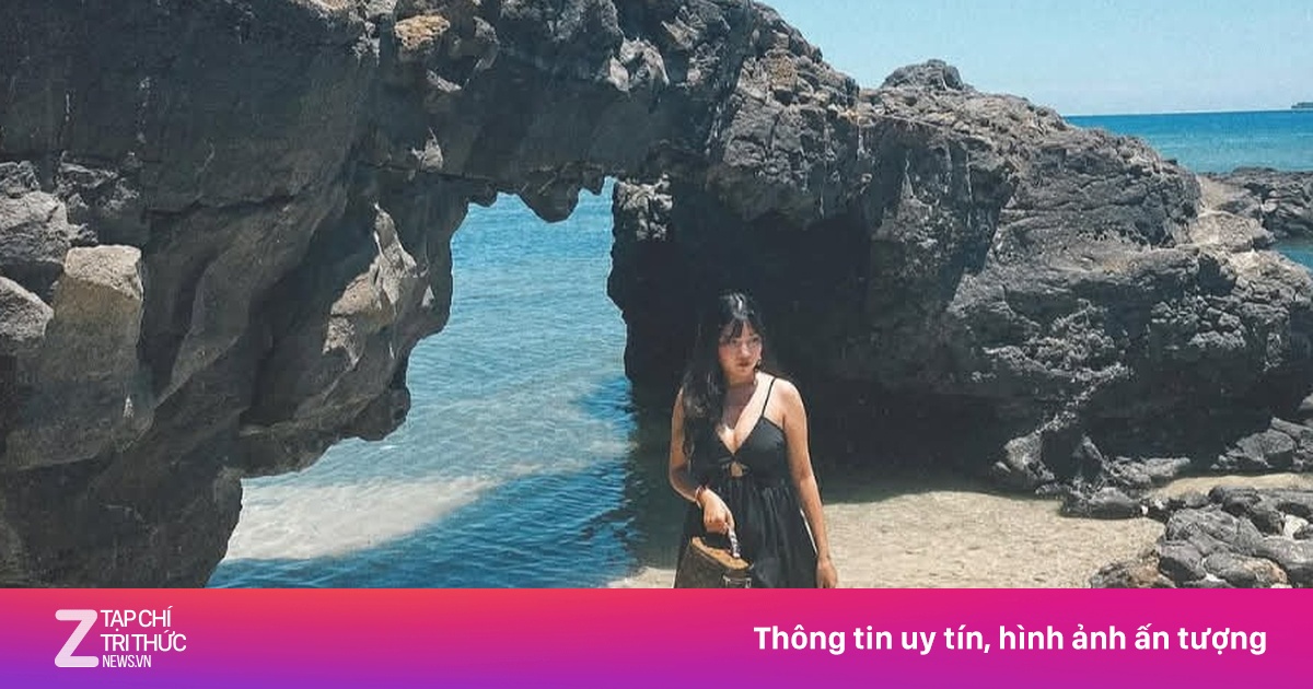 Cảnh báo không trèo 'sống ảo' trên cổng Tò Vò ở Lý Sơn