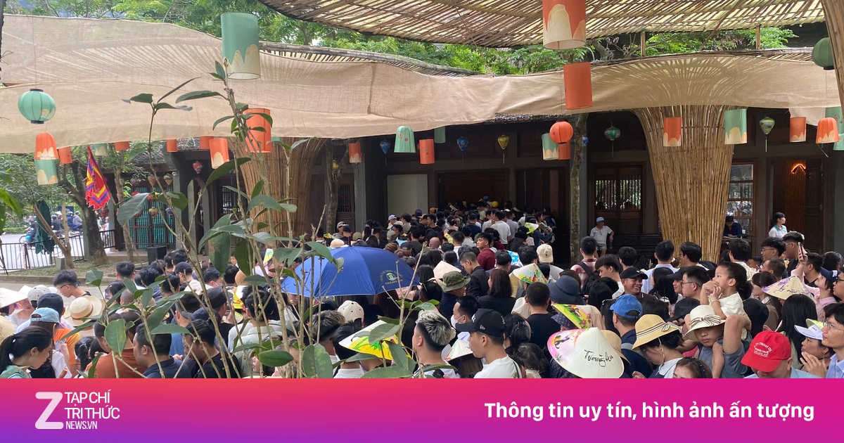 Khách 'chật như nêm' ở Tràng An