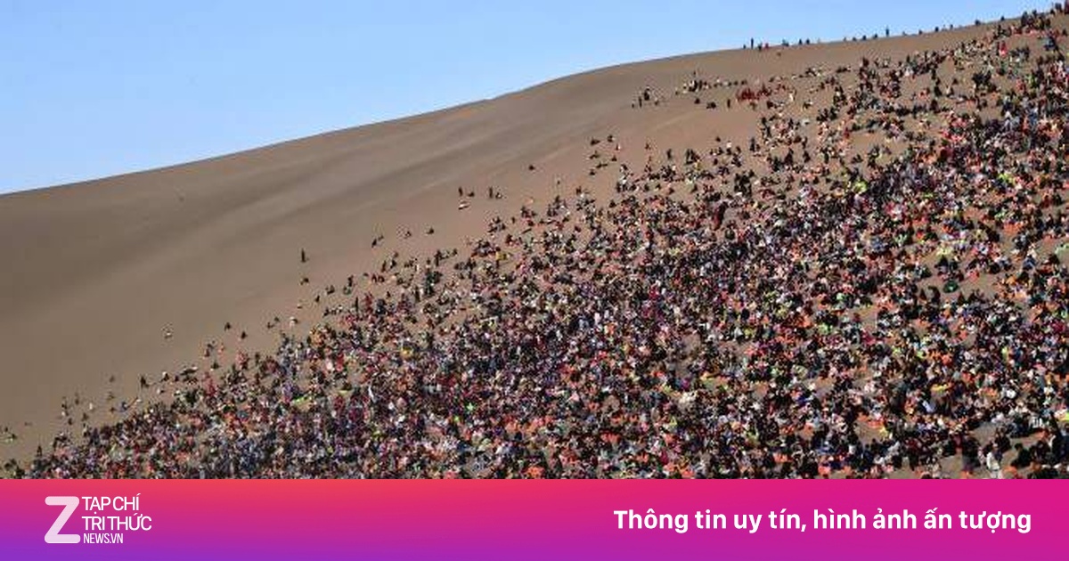Khách đông như kiến, lạc đà cõng khách kiệt sức ở ngọn núi Trung Quốc