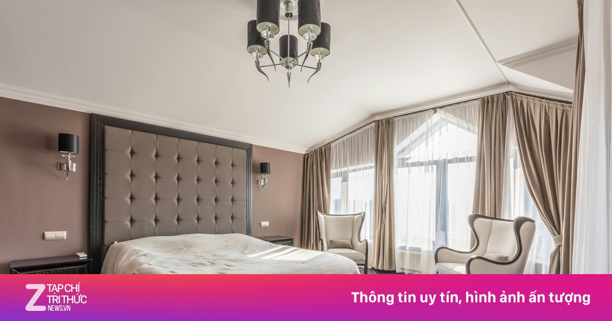 Vì sao lăn chai nước qua gầm giường khách sạn?