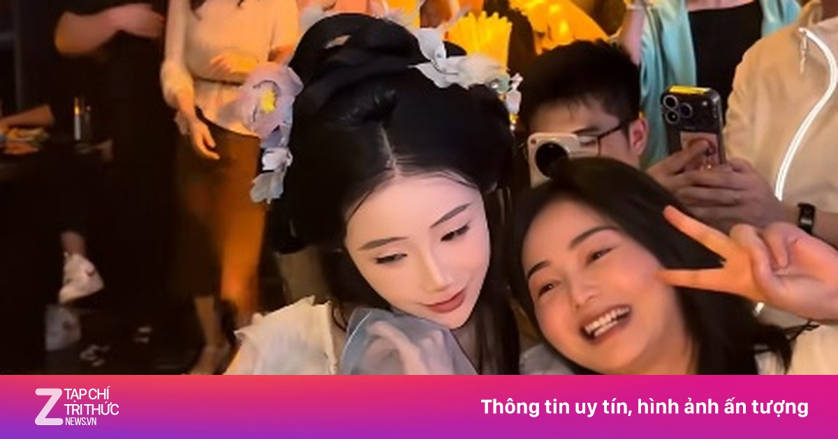 Chủ quán hóa thân Đát Kỷ, múa tại quán bar Trung Quốc