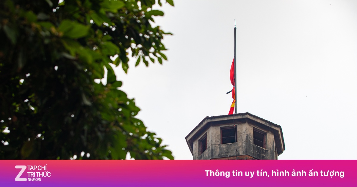 Treo cờ rủ tưởng nhớ đồng chí Khamtay Siphandone
