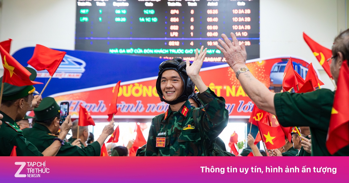 Người dân nồng nhiệt chào đón các đoàn diễu binh trở về đơn vị
