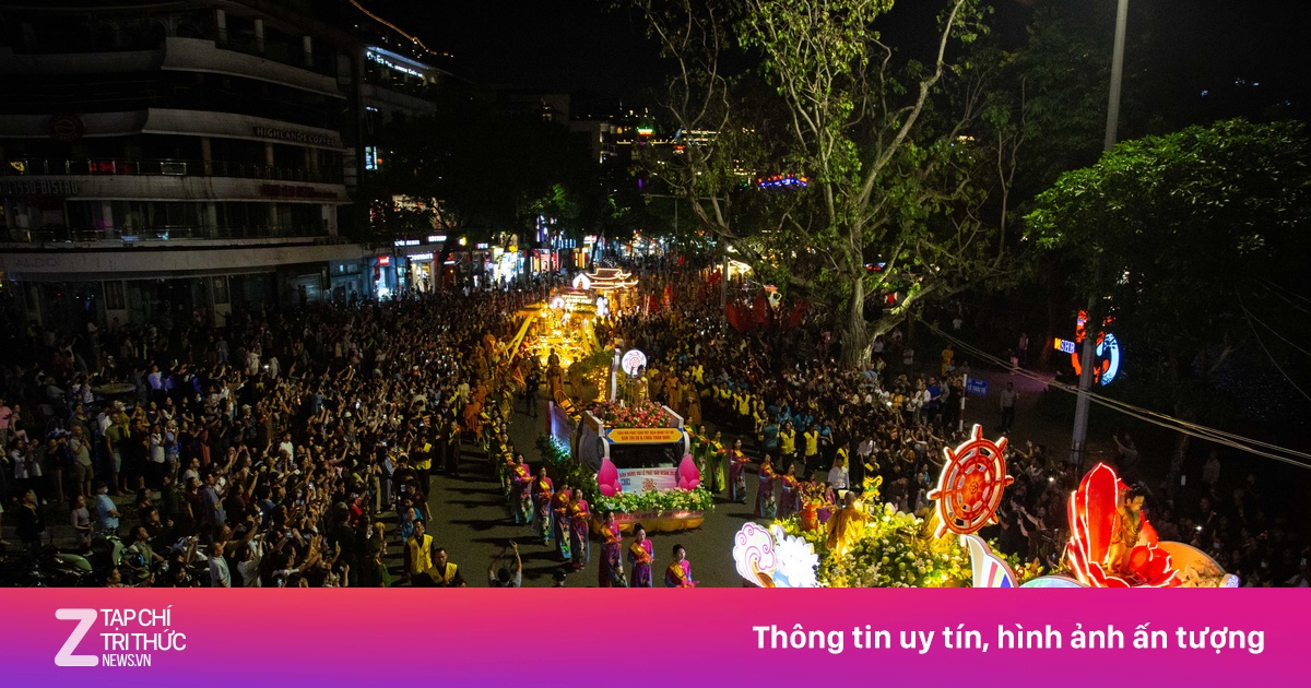 Đông nghịt người đứng chật kín hồ Hoàn Kiếm, chiêm bái Xá lợi Đức Phật