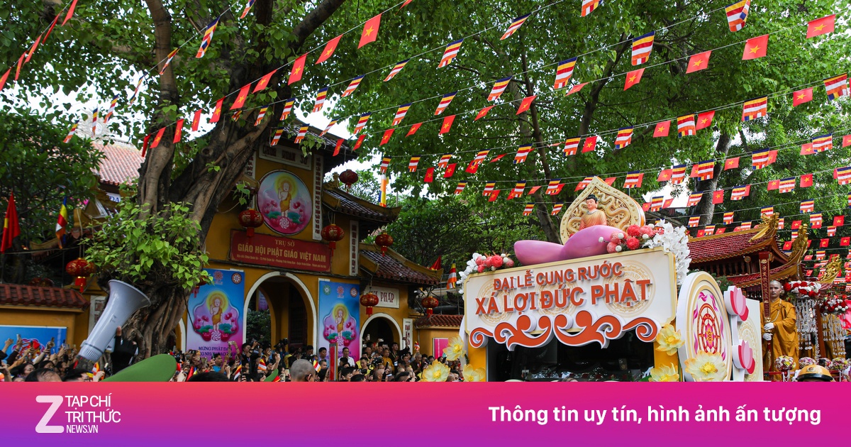 Hàng nghìn người cung rước Xá lợi Phật về chùa Quán Sứ