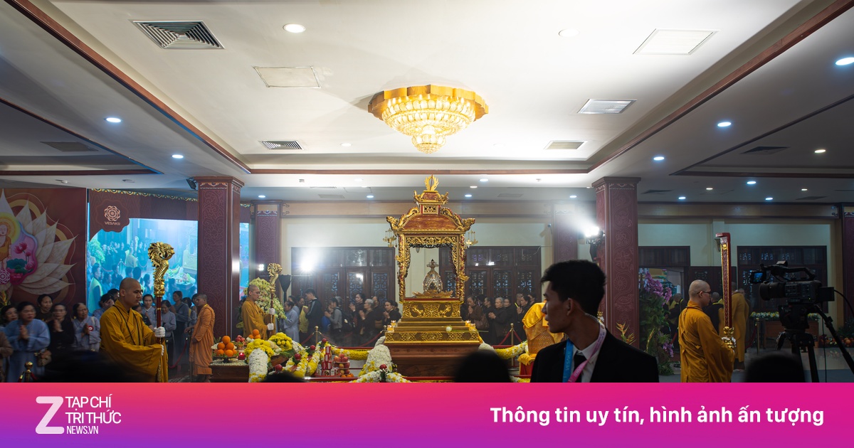 Người dân bật khóc khi lần đầu chiêm bái Xá lợi Phật ở Hà Nội