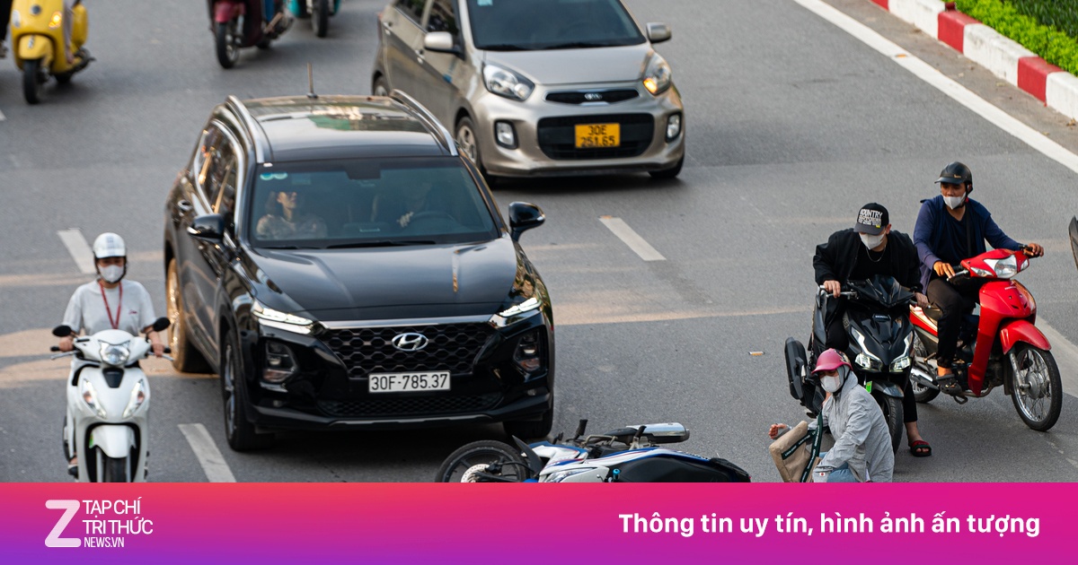 Người đi xe máy ngã ra đường khi chuyển làn vào dải phân cách ở Hà Nội