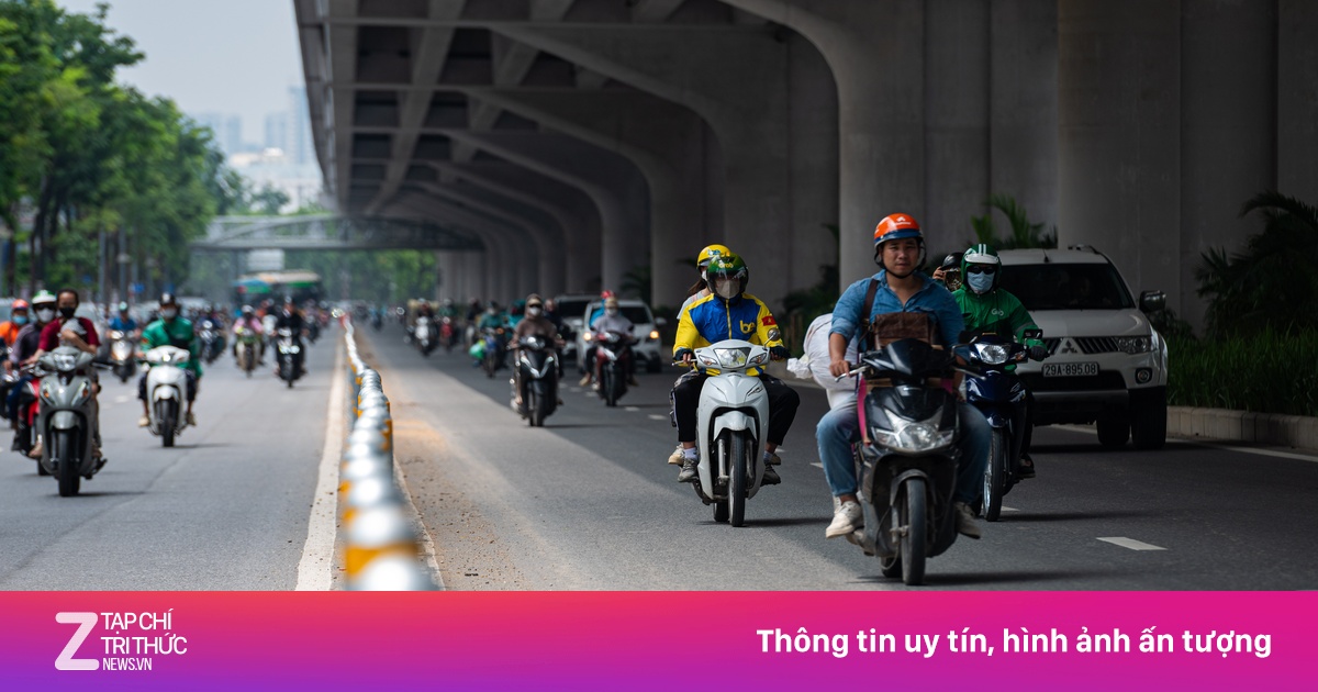 Hàng đoàn xe máy đi vào làn ôtô ngày đầu phân làn đường Phạm Văn Đồng