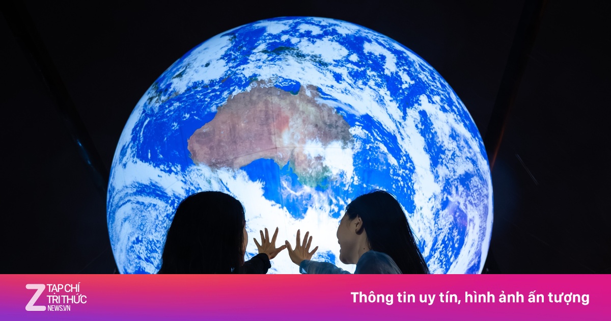 Đội mưa check-in mô hình Trái Đất khổng lồ bên Hồ Tây