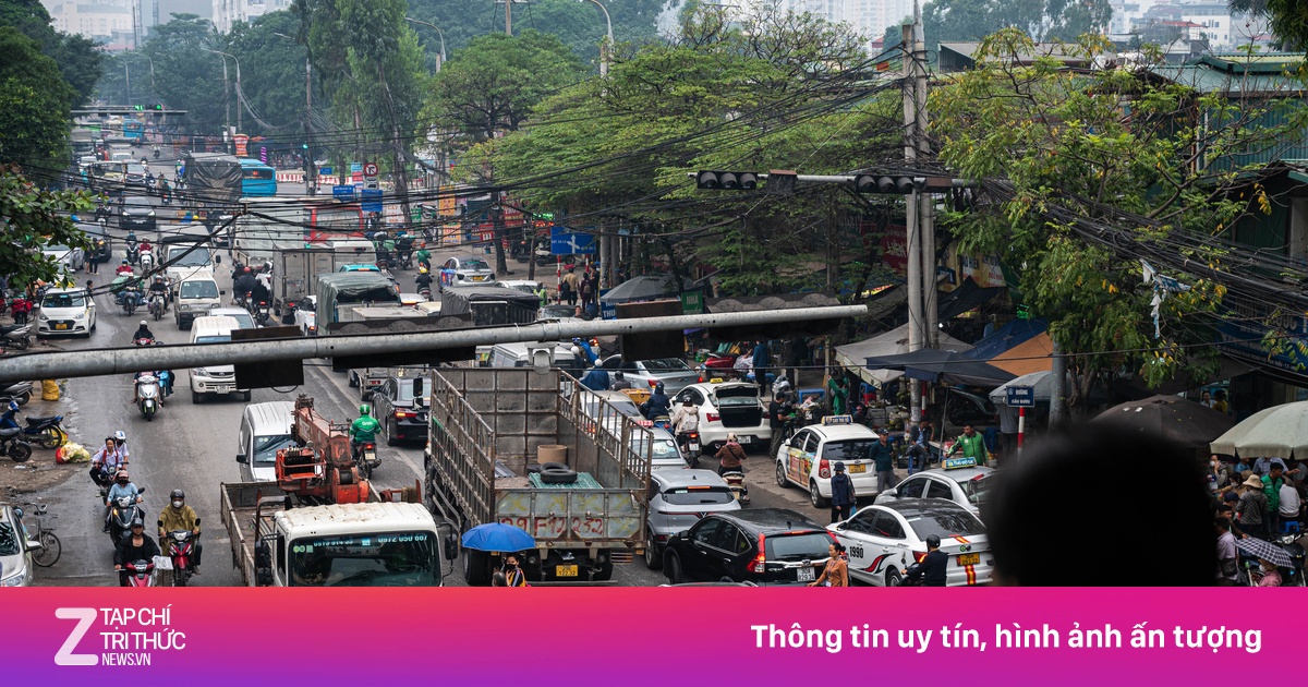 Giao thông hỗn loạn ở nút giao cầu vượt thi công dở dang tại Hà Nội