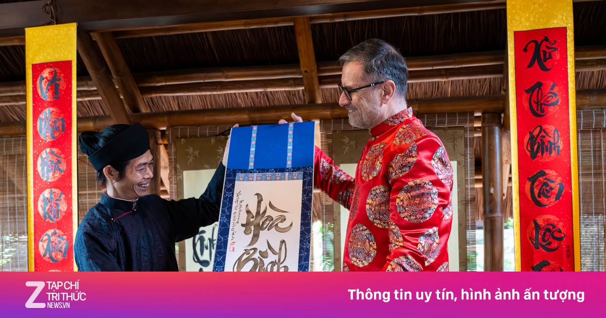 Đại sứ Pháp viết thư pháp, đánh trống sấm tại Văn Miếu