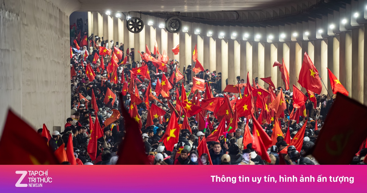 Biển người 'đi bão' xuyên đêm, mặc kệ mưa rét ở Hà Nội