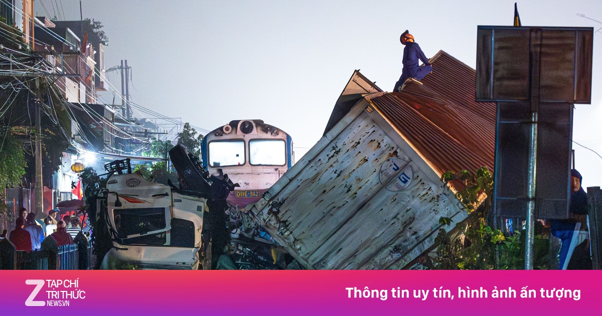 Tàu Hỏa Đâm Nát Xe Tải Ở Hà Nội: Va Chạm Kinh Hoàng, Giao Thông Tê Liệt