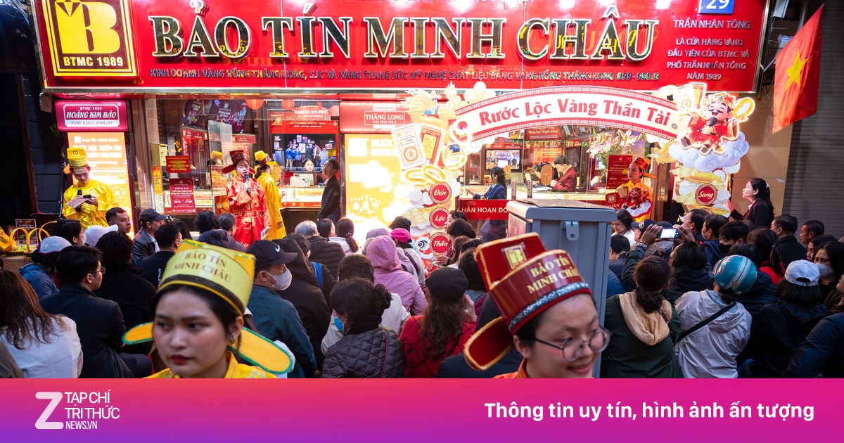 Người dân Hà Nội xếp hàng xuyên đêm mua vàng ngày vía Thần Tài bất chấp giá cao