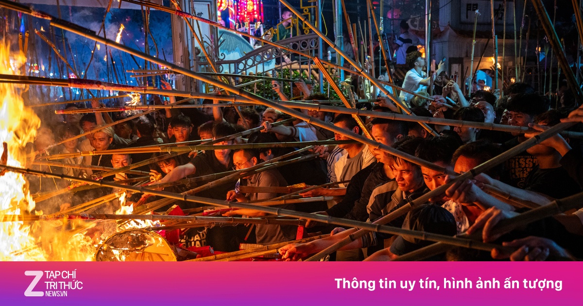 Cảnh tượng hỗn loạn: Người dân chen lấn, xếp hàng dài lấy lộc đầu năm