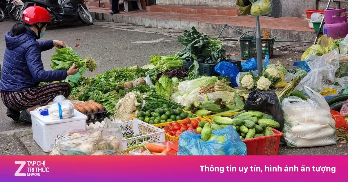 Rau củ đắt hơn thịt, người Hà Nội choáng như bị 'móc túi'