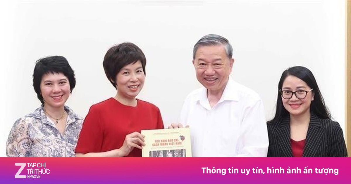 TTXVN tặng Tổng Bí thư Tô Lâm sách về 100 năm Báo chí Cách mạng