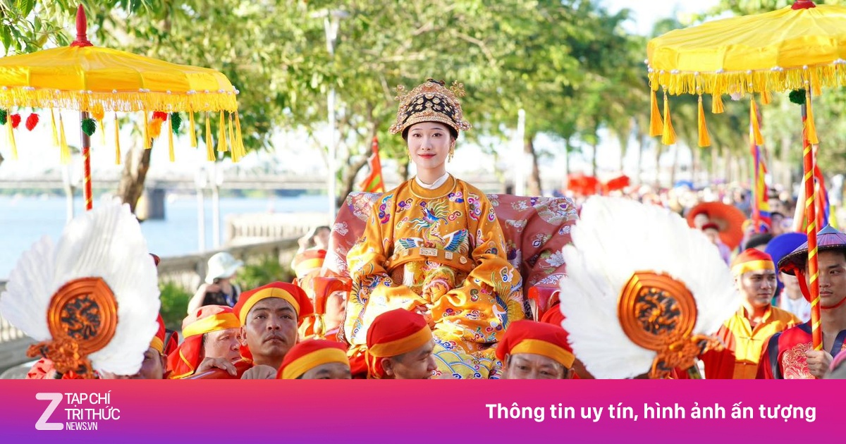 Trang phục người gánh quan tài 'mượn' văn hóa cung đình?