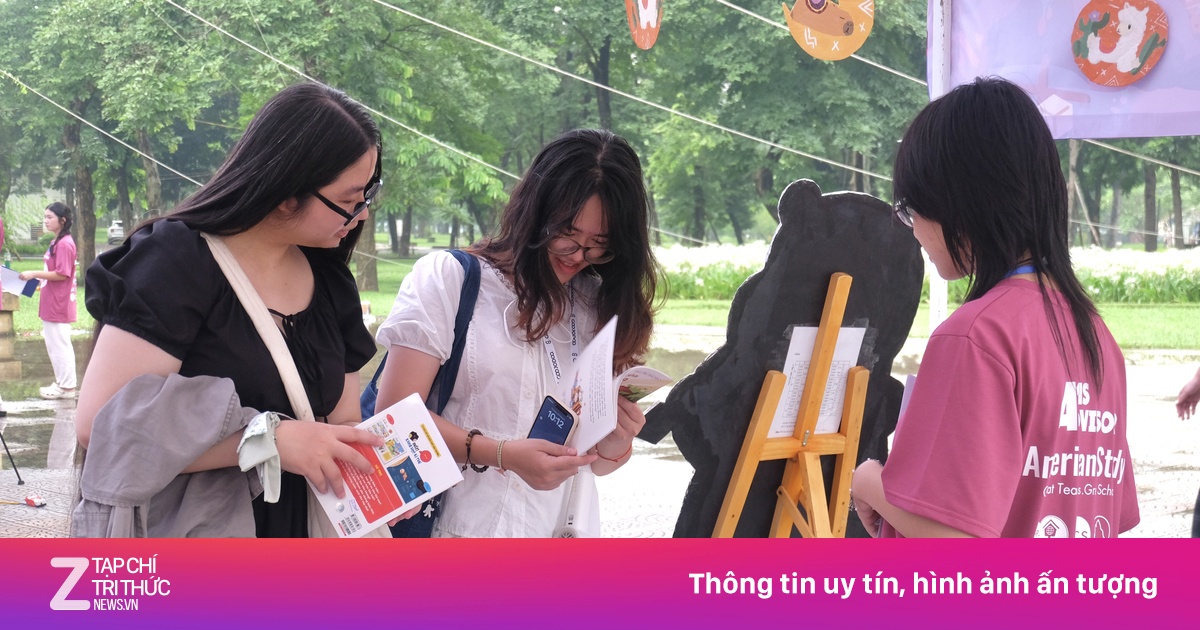 CLB học thuật của trường chuyên nổi tiếng tổ chức hội sách